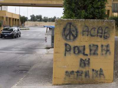 ...si incupisce nelle invettive alla polizia...